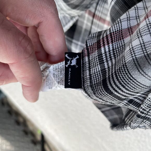 Oakley Shirt Mens Small White Black Plaid Long Sleeve Button Collared Surf Skate - Picture 9 of 16